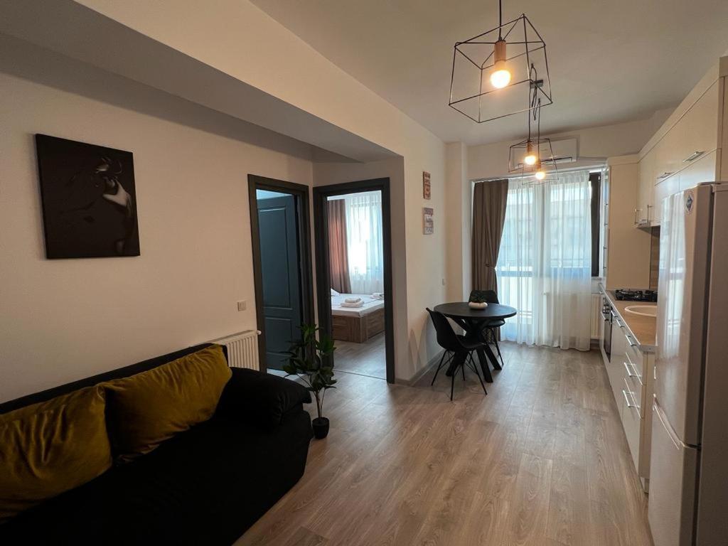 Cozy Accommodation Central City - Яш Екстериор снимка