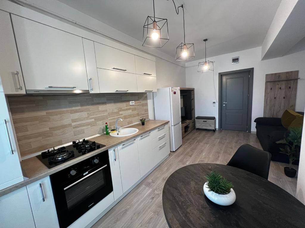Cozy Accommodation Central City - Яш Екстериор снимка