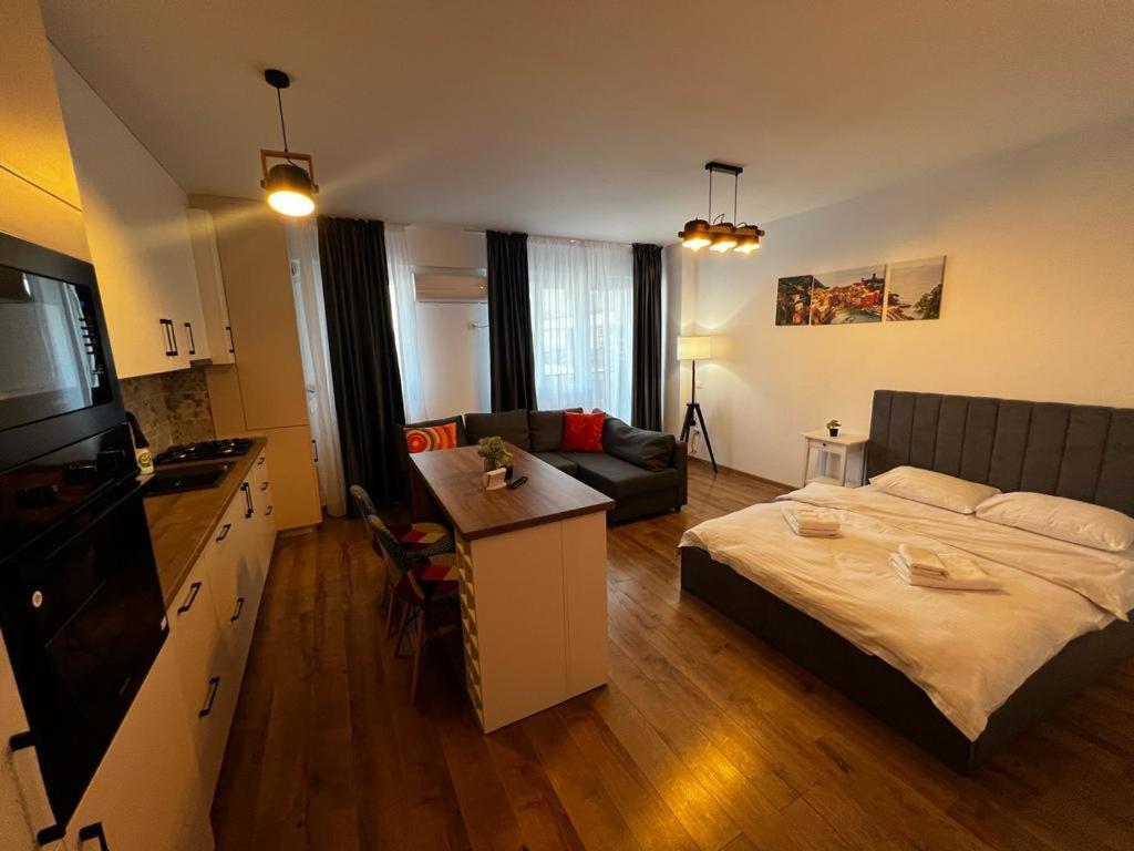Cozy Accommodation Central City - Яш Екстериор снимка